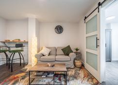 Cozy Fully-Equipped 2 Bedroom Suite - Halifax - Ruang tamu
