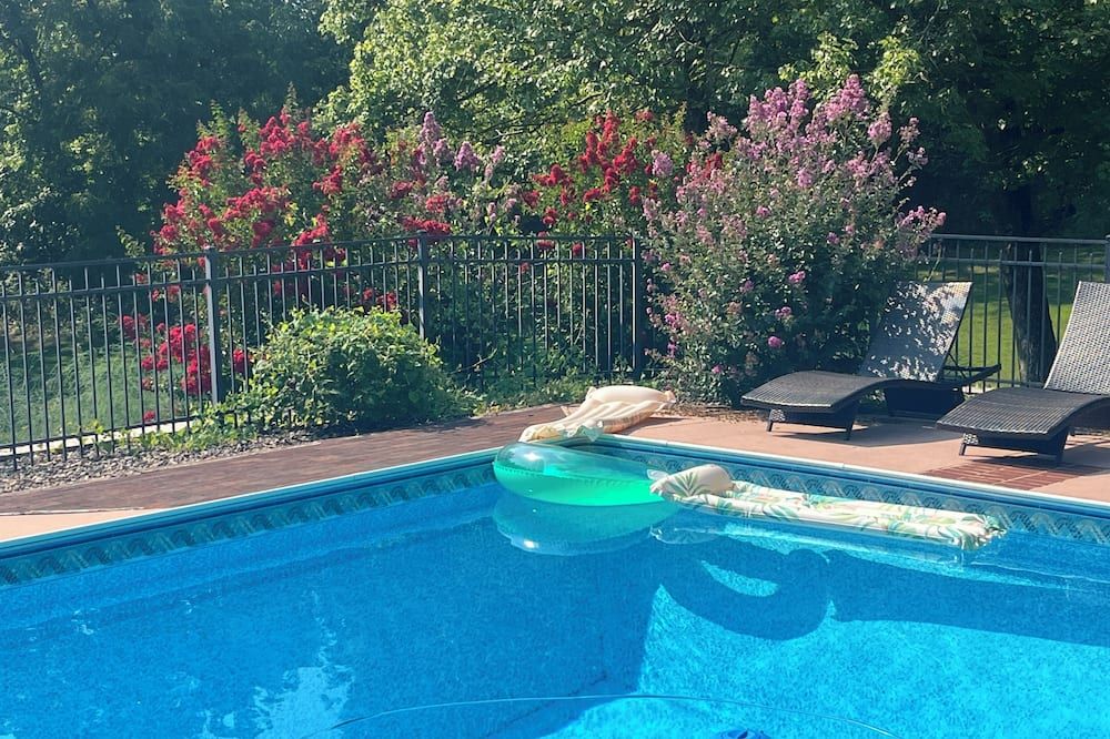 Pool, Hot Tub , 4-bedroom house in charming Dover with WiFi, AC. Enjoy your stay