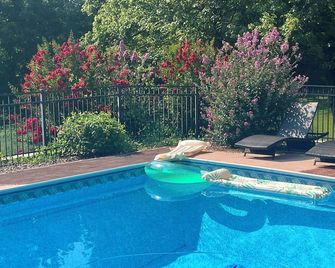 Pool, Hot Tub , 4-bedroom house in charming Dover with WiFi, AC. Enjoy your stay - Dover - Pool