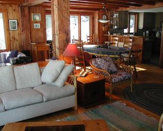 Lake Joseph Luxury Retreat - Mactier - Sala de estar