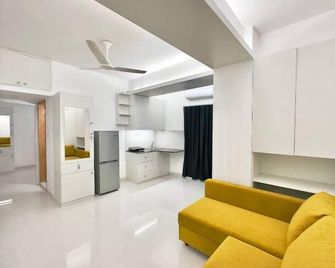 600sqft 2 Luxury Studio with Gym & Pool - Dhaka - Living room