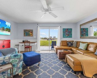 Oceanview Escape Private Beach Access - 코코아 비치 - 거실