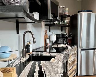 The Silo Loft At Goose Lake Lane - Glendale - Kitchen