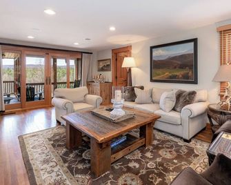 Get away from it all 40 acres of Vermont perfection! Pond and Mountain Views - East Dover - Living room