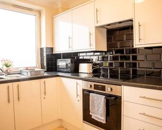 Cosy 2 bed flat near train station Basingstoke with FREE Parking! - Basingstoke - Kitchen