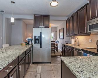 Blue Gecko At Safety Harbor - Entire Home Plus Guest House - Safety Harbor - Kitchen