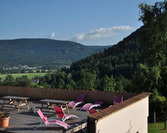 Terraced house with SPA Jacuzzi Sauna Fishing. - Dommartin-lès-Remiremont - Balcon