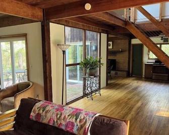 Outrange at Blue Heron Farm. Pet friendly cabin at waterfront farm! - Chestertown - Obývací pokoj