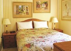 Seaside Cottage, 2 Bedrooms, Hot Tub, Gas Fireplace, Furnished Deck, Private - Campbell River
