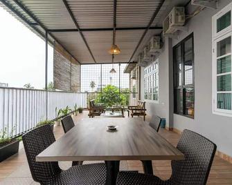 Take Guesthouse 2 - Jambi - Balkon