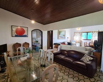 House in Saquarema, 200 meters from the beach, huge garden, lots of peace. - ساكوارما - غرفة معيشة