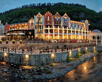 Crowne Plaza Borjomi By IHG - Borjomi - Building