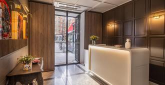 Hotel Terminus Orleans - Paris - Receptionist