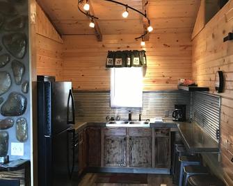 Year Round Cabin Living. Come Relax at The Pines - Whittington - Cocina