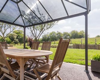 Charming house with pond, fireplace, linen included in Gouville-sur-Mer - Gouville-sur-Mer - Patio