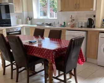 5-bed Town House in Newport - Newport - Dining room