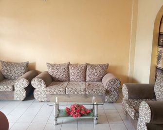 Dreamsworld Guest House - Naivasha - Wohnzimmer