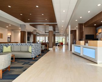 홀리데이 인 익스프레스 & 스위트 돌턴 - 월넛 애비뉴 바이 IHG - 댈튼 - 로비