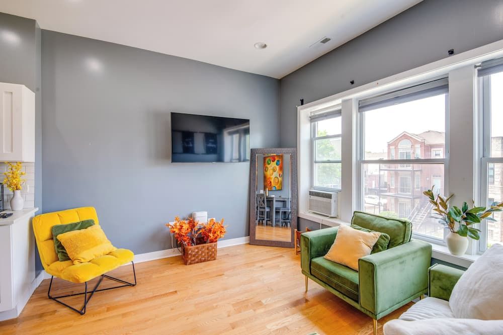 Walk to Chicago's Shops & Eats: Bronzeville Duplex - Chicago - Living room