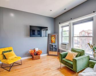 Walk to Chicago's Shops & Eats: Bronzeville Duplex - Chicago - Sala de estar