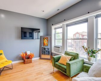 Walk to Chicago's Shops & Eats: Bronzeville Duplex - Chicago - Living room