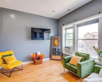 Walk to Chicago's Shops & Eats: Bronzeville Duplex - شيكاغو - غرفة معيشة