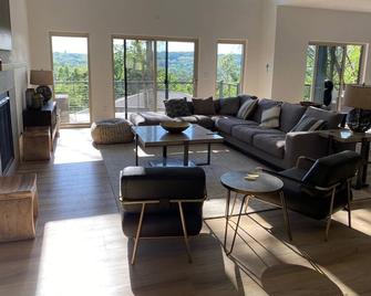 Over 3600 sqft house in gorgeous Decorah, Iowa!! - Decorah - Living room