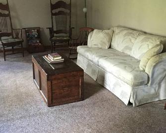 5 Bedroom House available - Omro - Living room