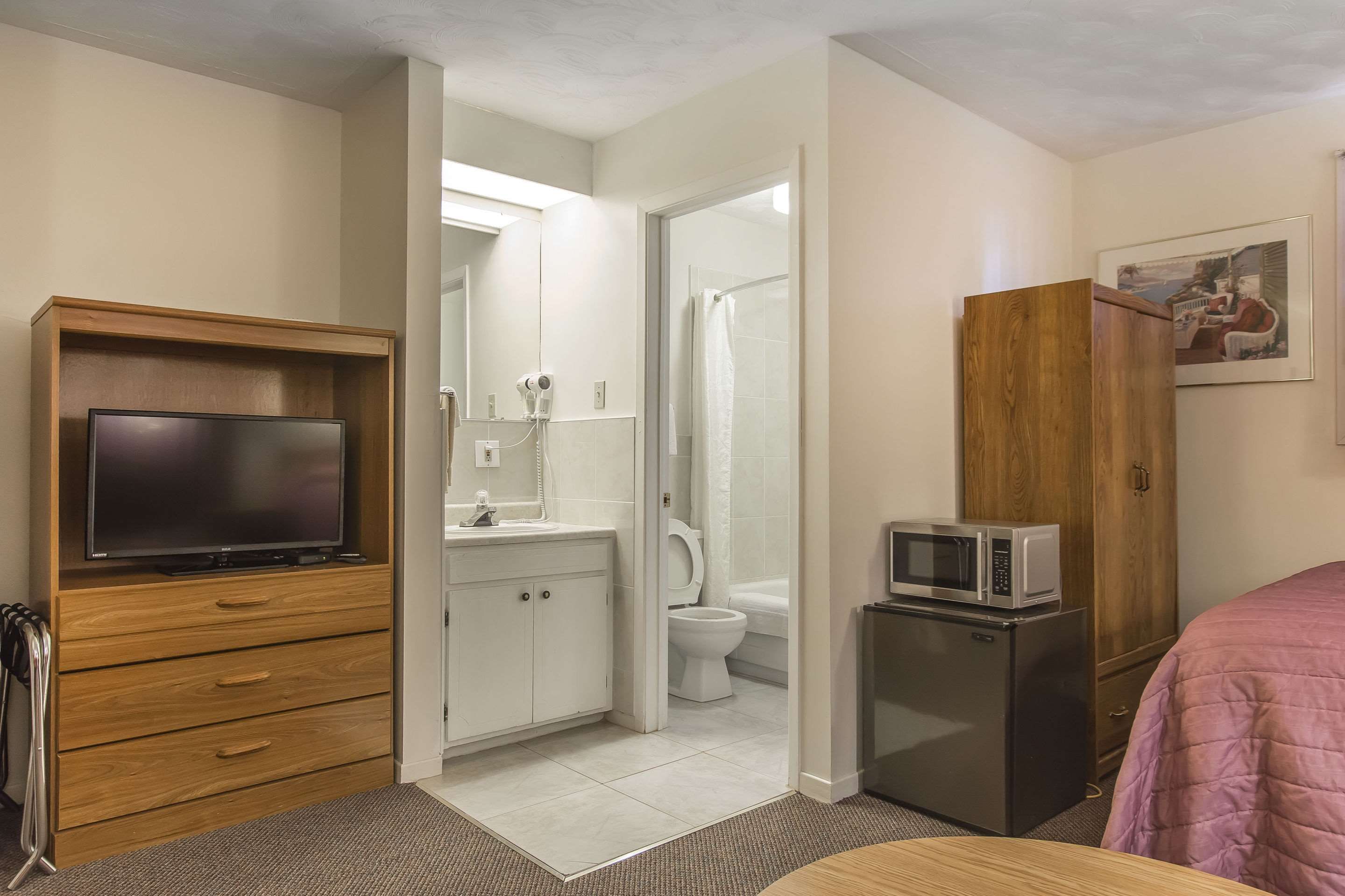 Econo Lodge Inn & Suites