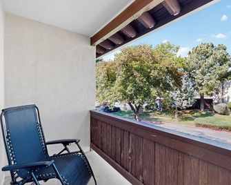 NEW 2-bed/2-bath condo in serene Uptown walk to 3 Malls/restaurants/ movies - Albuquerque - Balcony
