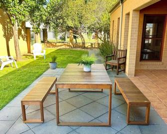 Grand retreat in peaceful street - Wodonga - Patio