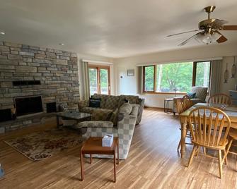 2 Bedroom Coach House, Green Lake, Wi - Green Lake - Sala de estar
