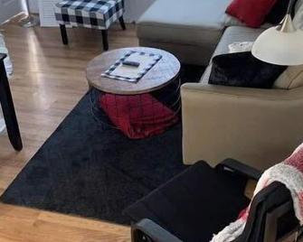 Amazingly Convenient Campus Guesthouse. So close to downtown and campus! - Bowling Green - Living room