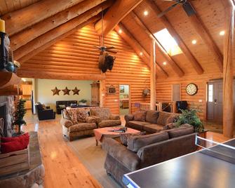 Roomy! Relax in luxury with country solitude and incredible mountain views. - Morgan - Living room