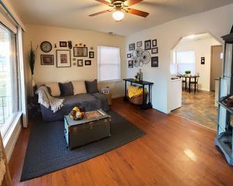 Entire Home King Bed Tv Wifi Free Washer - Madison Heights - Living room