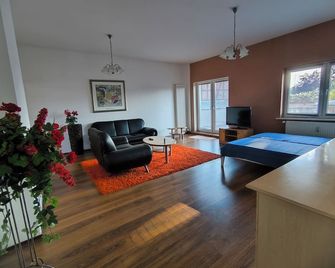 Large apartment right on the water - Fürstenberg/Havel - Huiskamer