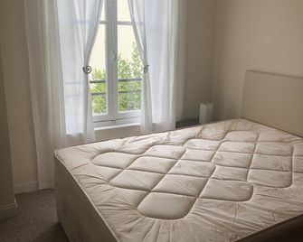 Luxury Gite In The Historic Josselin Centre Facing Impressive Medieval Chateau - 조셀린 - 침실