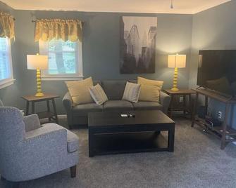 Newly Remodeled with deck. Close to town center - Wallingford - Living room