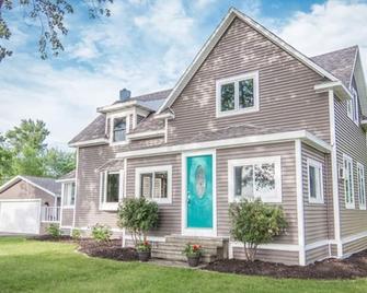 Steps away to Lake, deck w/ lake views, dock or fishing & swimming, fire pit! - Glenwood - Будівля