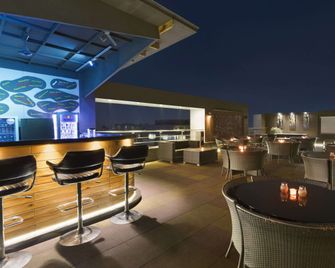 Ramada by Wyndham Ahmedabad - Ahmedabad - Bar