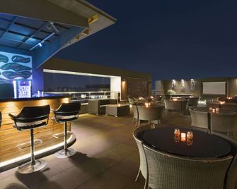 Ramada by Wyndham Ahmedabad - אחמדאבאד - בר