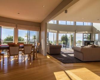 Sun, Sea, Sensational - Kaiteriteri Holiday Home - Kaiteriteri - Living room