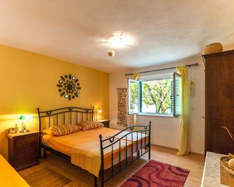 House is situated in a small place Drevenik on Makarska Riviera. - Drvenik - Bedroom
