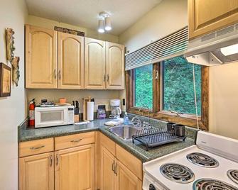 Cozy Roan Mountain Cabin with Private Balcony! - Roan Mountain - Kitchen