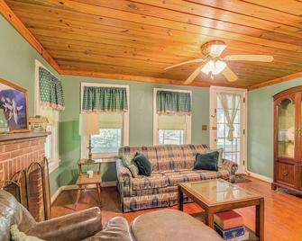 Floral City Vacation Rental ~ 1 Mi to Boat Ramp! - Floral City - Sala de estar