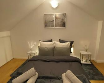 Duplex Minimaliste - 30 min de Paris - Saint-Ouen-l’Aumône - Chambre
