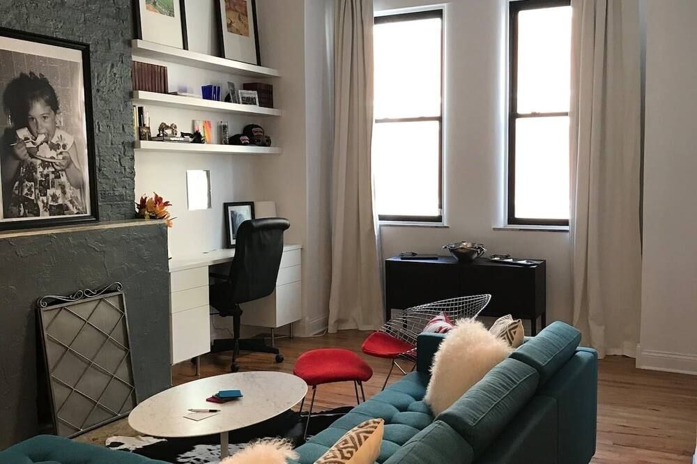 Walk to Lincoln Park, North Avenue Beach, and Second City! Lovely Old Town Charm! by AllSet Turnover - שיקאגו - סלון