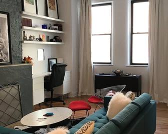 Walk to Lincoln Park, North Avenue Beach, and Second City! Lovely Old Town Charm! by AllSet Turnover - Chicago - Sala de estar