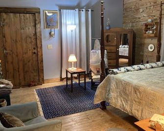 100 year old Restored Cottage with modern comforts near Milledgeville Ga. & Lake - Milledgeville - Bedroom
