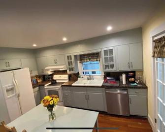 Victorian house, clean comfortable and well located - Boston - Cucina